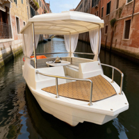 Bateau électrique de style nouveau pour la navigation de plaisance et les activités nautiques, bateau de loisirs avec table et auvent pour les goûters sur le lac