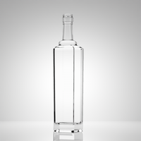 Bouteille à liqueur géométrique haute en verre, directement de l'usine, avec bouchon en liège et capuchon pulvérisateur, surface transparente pour étiquette personnalisée