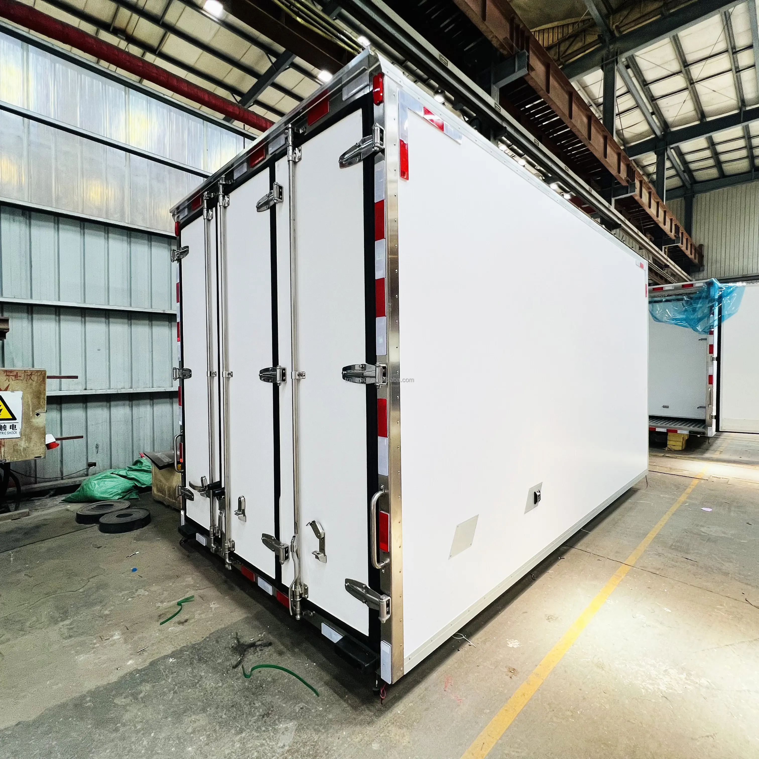 Di alta qualità 20ft FRP di refrigerazione camion Box corpo Howo Shacman modello di ricambio di trasporto affidabile per vari modelli