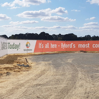 Personnalisé 1.6M x 50M Polyester Mesh Bannière Route Publicité Tissu Clôture Scrim Promotionnel Drapeaux et Bannières