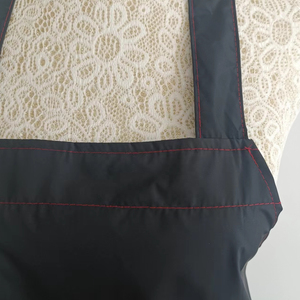 Mantella da Barbiere Vinnie con Logo Personalizzato Stampato <span class=keywords><strong>in</strong></span> Poliestere Impermeabile Antistatico per Barbiere, Caffè, Ristoranti e Parrucchieri - Product Image 5