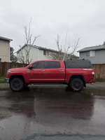 XINYI Capot de benne de camionnette en acier et aluminium avec logo personnalisé pour Toyota Tacoma SR5 TRD Sport Off Road 2021 Tundra 5FT 6FT