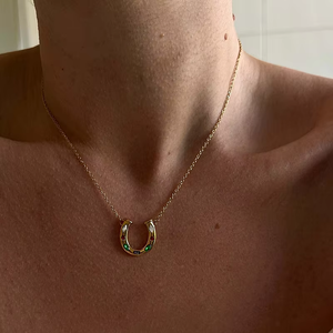 <span class=keywords><strong>Collana</strong></span> con Ciondolo a <span class=keywords><strong>Ferro</strong></span> <span class=keywords><strong>di</strong></span> <span class=keywords><strong>Cavallo</strong></span> in Acciaio Inossidabile Impermeabile Stile Influencer all'Ingrosso, Placcata Oro 18K PVD con Charm <span class=keywords><strong>di</strong></span> Zirconi Fini - Product Image 5