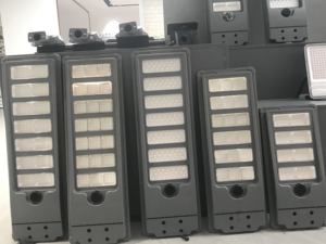 Lampe solaire industrielle pour éclairage public 400W 500W 600W 700W avec capteur, télécommande, étanche, alimentée par LED, pour extérieur - Product Image 2