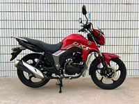 Haojue, équipée d'un moteur de 125 cm³, est une moto pratique et économe en carburant, un choix idéal pour les trajets quotidiens.