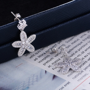 Orecchini a Fiore Scintillanti per Donne, Eleganti Gioielli Floreali alla Moda - Product Image 3