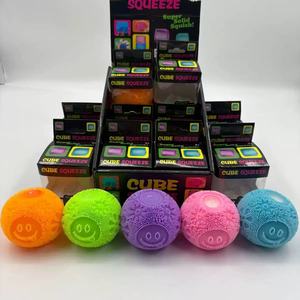 Venta al por mayor, 12 unidades/caja, Pelotas de peluche con cara sonriente, Juguetes sensoriales antiestrés, Pelotas antiestrés populares, Juguetes blandos para apretar - Product Image 1