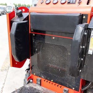 Mini-chargeuse polyvalente avec moteur Rato, pompe à engrenages, commandes pilote et adaptabilité à plusieurs accessoires de travail - Product Image 6