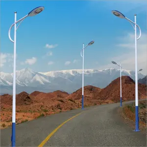 4M 6M 8M 10M özelleştirilmiş galvanizli çelik açık yuvarlak güneş yüksek direk kavisli Led sokak lambası kutup fener direği reklam panoları ile