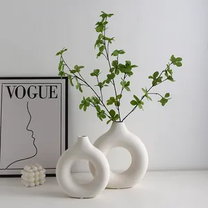 İskandinav dairesel Hollow Donuts beyaz vazolar çiçek ev oturma odası dekorasyon aksesuarları iç masaüstü seramik vazo dekor