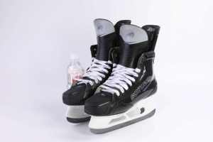 Alquiler <span class=keywords><strong>de</strong></span> <span class=keywords><strong>patines</strong></span> <span class=keywords><strong>de</strong></span> <span class=keywords><strong>hockey</strong></span> sobre hielo <span class=keywords><strong>de</strong></span> fibra <span class=keywords><strong>de</strong></span> carbono profesional SOYUZ BBS SP con <span class=keywords><strong>palo</strong></span> <span class=keywords><strong>de</strong></span> <span class=keywords><strong>hockey</strong></span> y disco - Product Image 2