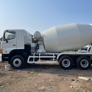 Camión mezclador Hino 700, camión de maquinaria de construcción usado de alta calidad. - Product Image 1