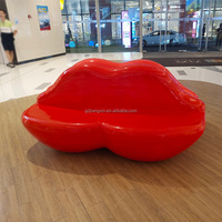 Fauteuil Lounge Lèvres Rouges - Sculpture Moderne en Fibre de Verre/Résine Époxy Peinte à la Main, Finition Brillante, Art d'Intérieur de Luxe, Art Extérieur