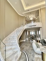 Escalier en acier sur mesure de type arc rotatif pour villa, avec rampe en bois massif et verre, pour duplex et loft résidentiel