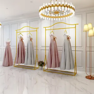 Étagère de robe de mariée couronne d'or robuste présentoir de luxe support rail suspendu pour magasin de mariée de vêtements