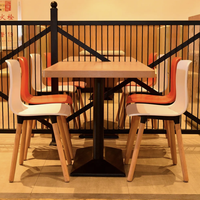 Tables et chaises rondes de restaurant, design de table en bois forgé tendance, mobilier de café