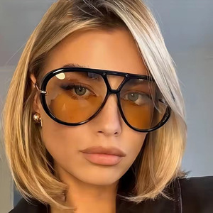 Occhiali <span class=keywords><strong>da</strong></span> sole <span class=keywords><strong>da</strong></span> donna alla moda di marca Designer occhiali decorativi per viaggi all'aperto vacanze occhiali <span class=keywords><strong>da</strong></span> <span class=keywords><strong>vista</strong></span> oversize per la <span class=keywords><strong>protezione</strong></span> <span class=keywords><strong>UV</strong></span> - Product Image 1