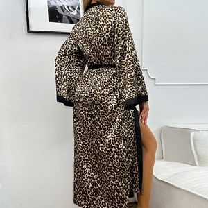 ชุดคลุมยาวลายเสือดาวผ้าซาตินขายส่งสำหรับผู้หญิง ชุดนอนแขนยาวคอวีเซ็กซี่ - Product Image 5