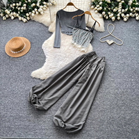 Ensemble 3 pièces minimaliste pour femme : cardigan court à manches longues, camisole en dentelle et pantalon ample taille haute – Tenue décontractée d'automne