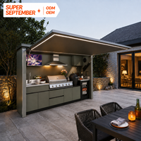Cuisine extérieure de luxe avec toit rétractable et barbecue à gaz intégré en acier inoxydable pour jardin
