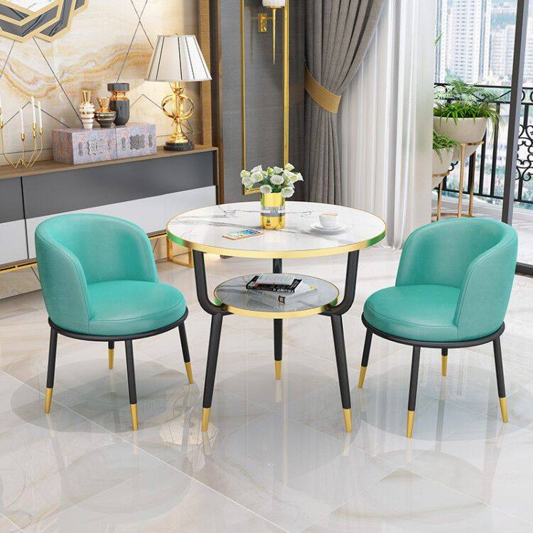 Blu lago, un tavolo e due sedie.