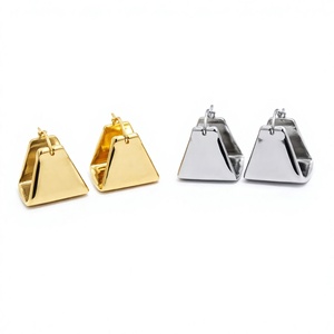 Pendientes Huggie Triangulares Geométricos Dorados, Estilo Francés, con Circonita, de Latón y Aleación de Zinc, Joyería para Regalo - Product Image 3