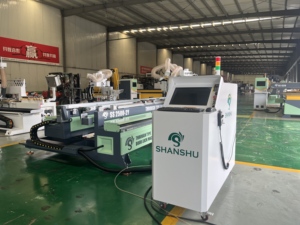 Línea de Producción con Rodillo Transportador y Máquina CNC para Orificios de <span class=keywords><strong>Bisagra</strong></span> de Cerraduras Automáticas, Centro de Procesamiento de Paneles de Puertas de <span class=keywords><strong>Doble</strong></span> Cara - Product Image 1