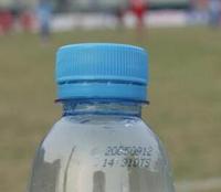 Imprimante d'étiquettes à jet d'encre automatique haute vitesse 160 m/min à 3 lignes pour l'impression de dates sur les bouteilles de produits alimentaires et de boissons