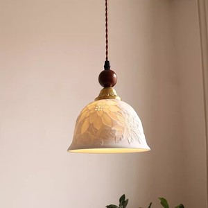 Lampe suspendue moderne en céramique sculptée à motif floral <span class=keywords><strong>avec</strong></span> accents en bois, idéale pour les coins repas de chalet, les chambres d'hôtes et les chambres à coucher. - Product Image 4