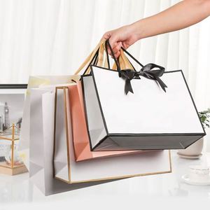 Empaque de Regalo de Papel Artístico Reciclable de Lujo, Ecológico y Hecho a Mano, con Asas de Cinta Troqueladas Personalizadas para Ropa, Venta al Por Mayor - Product Image 3