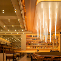 Étagère flottante ovale avec éclairage LED au plafond, en bois durable, recyclable et écologique, pour bar à vin, design d'intérieur personnalisé