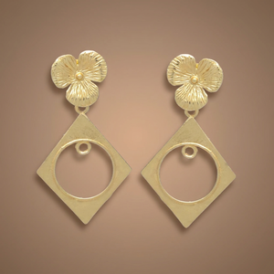 Boucles d'oreilles en plaqué or, magnifique design classique et unique, serties de petites fleurs. - Product Image 3