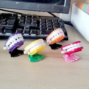 Jouet à remonter à dents qui grincent, motif dessin animé, bouche qui marche et dents qui sautent, jouet fantaisie pour farces, cadeau de fête, vente en gros, faible MOQ - Product Image 2