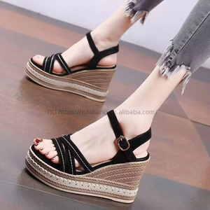 Sandales compensées à plateforme pour femmes, style européen et américain, nouvelle collection été, à semelle épaisse et brides croisées, type romain - Product Image 1