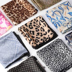 Foulard Quadrato Personalizzato con Stampa, Sensazione di Seta, Design Personalizzato, Bandana Hijab per Donne - Product Image 1
