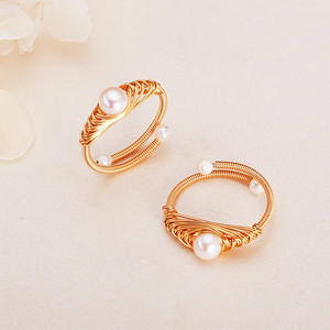 Bracelet en perles d'eau douce de Zhuji fait à la main, conçu avec de petits points, fil de cuivre plaqué or enveloppé de soie, produit de niche unique - Product Image 1