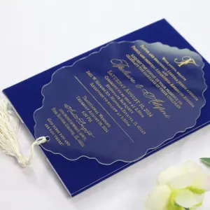 Convite de casamento elegante em vidro acrílico transparente com borla e bolsa de veludo azul