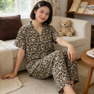 <span class=keywords><strong>Pigiama</strong></span> da Donna alla Moda con Stampa Leopardata: Top a Maniche Corte e Pantaloni Lunghi, Comodo e Pronto per l'Estate - Product Image 2