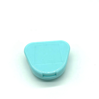 Boîte en PP 75x65x30mm pour la trempage et le stockage des prothèses dentaires avec plateau intégré et couvercle à fermeture sécurisée pour les voyages