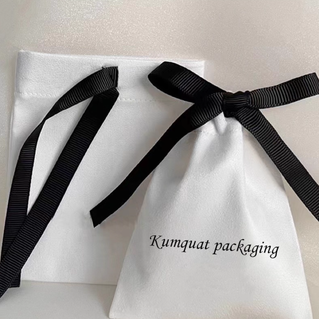 กระเป๋าสีขาวพร้อมริบบิ้นสีดำ