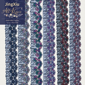 Dentelle florale brodée multicolore avec des fleurs 3D, des paillettes, un bord ondulé, organza de luxe 100% polyester - Product Image 3