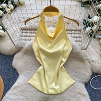 Ensemble deux pièces sexy pour femme : haut dos nu en satin et mini-jupe à sequins, coupe ajustée et élégante pour l'été
