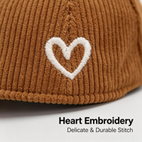 Op maat gemaakte corduroy baseballcap met mini-hart borduursel, zachte dad hat, OEM ODM aangepaste logo voor dagelijks casual gebruik in herfst en winter.