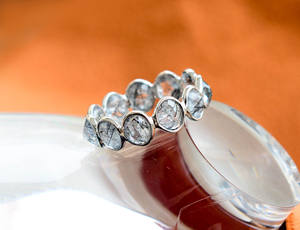 Anillo de lujo de plata de ley 925 con obsidiana circular negra rutilada para mujer, de exportadores indios. - Product Image 4