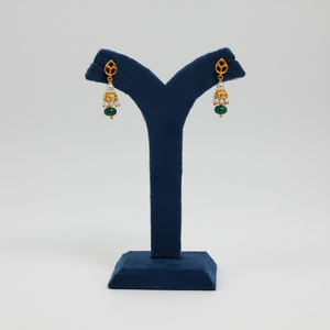 Hermosos pendientes jhumka hechos a mano en tono dorado con capas de perlas y detalles de cuentas verdes, joyería étnica perfecta para bodas. - Product Image 2