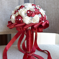 Bouquet de fleurs artificielles en soie pour la mariée, romantique pour la Saint-Valentin, avec des roses en satin modernes, antibactériennes et durables, et une broche.