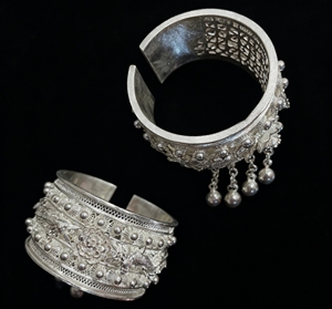 Nuevas pulseras de plata Miao inspiradas en la moda de París-Estilo étnico, puños de brazo tallados, pulsera de plata de Diseño ancho único Bohemio - Product Image 1