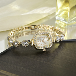 Reloj para mujer con caja cuadrada, brazalete de eslabones y esfera colorida, completamente adornada con piedras y con números. - Product Image 5