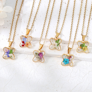 สร้อยคอแฮนด์เมดลายใบโคลเวอร์สี่แฉกประดับดอกไม้แห้งแท้ กรอบสแตนเลส เรซิ่นทันสมัย ของขวัญวันวาเลนไทน์สำหรับผู้หญิง - Product Image 1