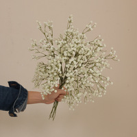 Arche de fleurs blanches en gros, toile de fond artificielle bleue en gypsophile, centres de table de mariage, rangée de boules de fleurs séchées